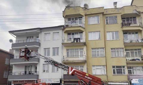 Aksaray'da çatı katındaki kömürlükte çıkan yangın itfaiye tarafından söndürüldü