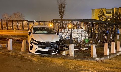 Ankara Altındağ'da Tezveren Sultan Türbesi'ne Otomobil Çarptı — Hasar Oluştu, Yaralanma Yok