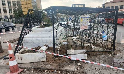 Ankara Altındağ'da Tezveren Sultan Türbesi'ne otomobil çarptı; yaralanma yok, maddi hasar oluştu