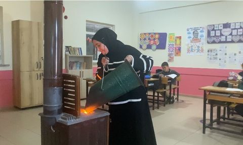 Aşağı Göçmez'te İki Kadın Öğretmen Kırsal Okulda Eğitimi Aralıksız Sürdürüyor