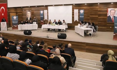 Bayburt’ta Liseler Arası Münazara Yarışması: Bayburt Lisesi ile Kız Anadolu İmam Hatip Lisesi Karşılaştı