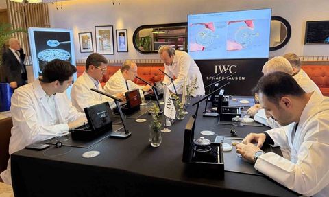 Bursa'da koleksiyonerler dünyaca ünlü marka saatlerinin mekanizmalarını söküp yeniden monte etti