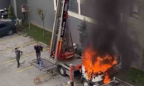 Bursa Osmangazi'de Ev Taşıma Vincinde Yangın: Site Sakinleri Damacanalarla Müdahale Etti