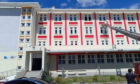 Çiftlik Anadolu İmam Hatip Lisesi'nde Müdür Yardımcısı Okulun Dış Cephesini Kendisi Yeniledi