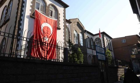 Diyarbakır'da 115 yıllık Ziya Gökalp İlkokulu tarihine sadık kapısıyla eğitime devam ediyor
