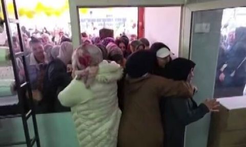 Diyarbakır Ergani'de ucuzluk pazarı açılışında izdiham yaşandı