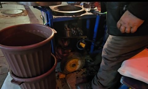 Elazığ'da kestaneci Yahya Kılıç, sokak kedisini tüplü kazanının yanında koruyor