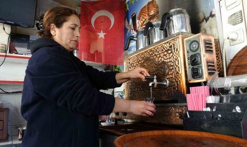 Gaziantep’te eşiyle birlikte çay ocağını yürüten Gülay Kaya: 5 yıldır çarşı esnafına hizmet
