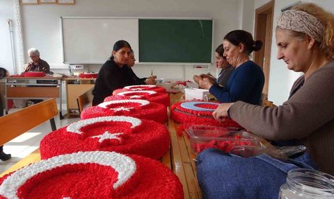 Hozat’ta 16 kadın Halk Eğitim Merkezi'nde yapay çiçeklerle Türk Bayrağı üretiyor
