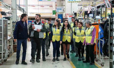 Karsan, meslek lisesindeki kız öğrencileri teknik eğitimle iş hayatına hazırlıyor