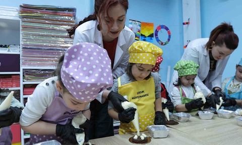 Kayseri Büyükşehir’den çocuklara pasta atölyesi: 'Minik Şefler Mutfakta' etkinliği