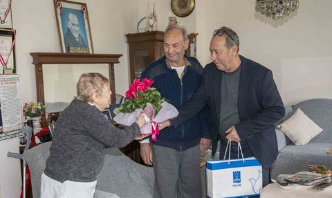 Kuşadası Belediyesi'nden 80 yaşındaki Osman Çağıl'a evinde anlamlı ziyaret