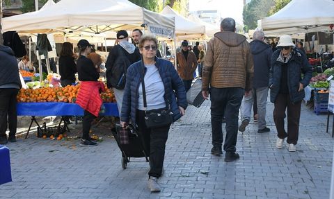 Kuşadası'nda Yerel Üretici Sergisi kış sebze ve meyvelerle doldu
