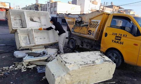 Mersin Akdeniz'de sokaklar mobilya ve hurda atıklardan arındırılıyor