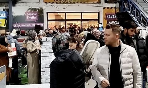 Osmancık'ta iş yeri açılışındaki indirim izdihama yol açtı