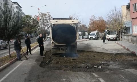 Siirt'te Yol Bakım Seferberliği: Asfalt ve Parke Taşı Onarımları Sürüyor