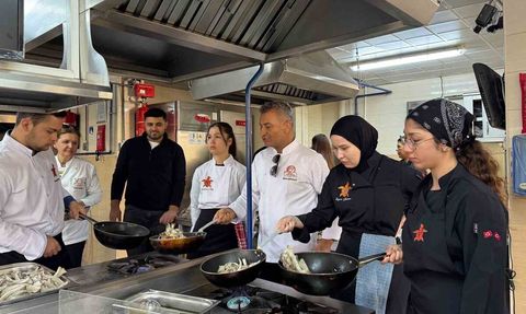 Tarsus'ta istiridye mantarları gastronomi öğrencilerine uygulamalı olarak tanıtıldı