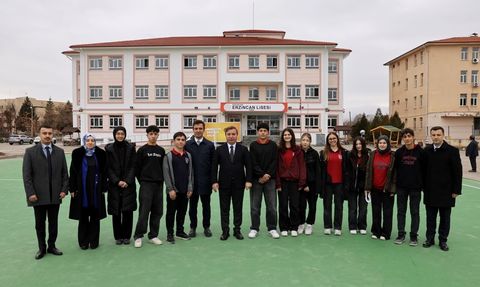 Vali Aydoğdu, Erzincan Lisesi'ndeki kauçuk zeminli spor alanını inceledi