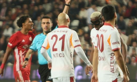 Victor Osimhen, Antalyaspor maçında gördüğü sarı kartla cezalı duruma düştü