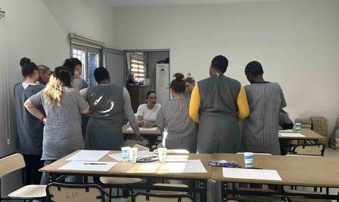 Yakın Doğu Üniversitesi, KKTC Merkezi Cezaevi'ndeki Kadın Mahkûmlara Psikoloji, Sağlık ve Sanat Atölyeleri Düzenledi