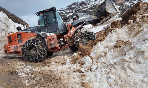 Beşağaç'ta çocuklar, çığla kapanan yolu açan ekiplere sıcak yemek taşıyor