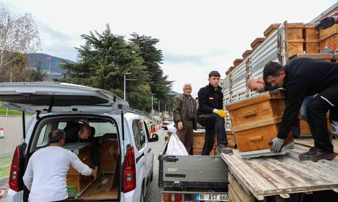 Bursa Büyükşehir Belediyesi arıcılığı panel ve kovan desteğiyle güçlendiriyor