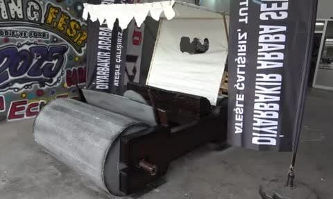 Diyarbakır'da modifiye tutkunları ayak gücüyle çalışan 'Taş Devri' ahşap araç üretti