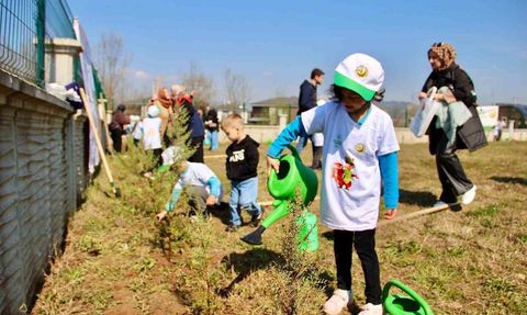 Düzce’de Yüzlerce Fidan Toprakla Buluştu: Orman Haftası’nda Öğrencilerle Fidan Dikimi