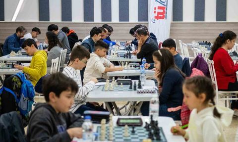 Kuşadası'nda 2. Geleneksel TÜLOV Vakfı Satranç Turnuvası başladı