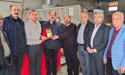 Malatya'da AFAD yardımını iade eden fırıncıya teşekkür plaketi