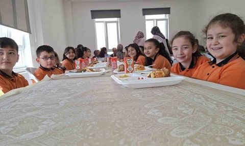 Atatürk İlkokulu'nda minik Birsen'in yemek duası beğeni topladı