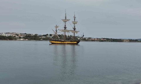 Cook Adaları bayraklı TS SHTANDART yelkenlisi Datça Limanı'na demirledi