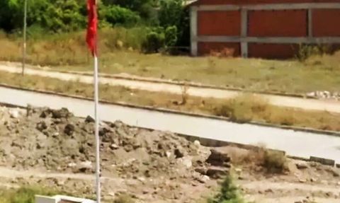 Emet'te yol ve inşaat arasında kalan 3 şehit mezarı ilçe şehitliğine nakledildi