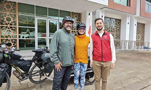 İspanyol Gezgin Çift Barbara ve Jordi Sanchez, Sivas Zara'da Sıra Gecesiyle Tanıştı