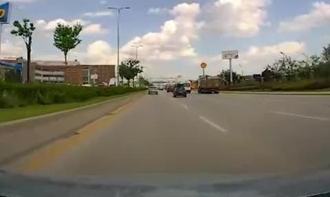 Ankara Sincan'da makas atan kamyonet zincirleme kazaya yol açtı; sürücü kaçtı