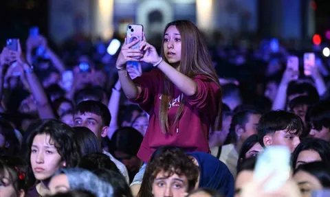 Manisa Gençlik Festivali'nde Simge konseri: Cumhuriyet Meydanı'nda binlerce kişilik coşku