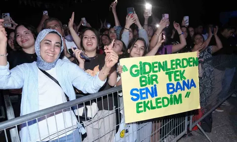 Melek Mosso, Alanya 24. Uluslararası Kültür Sanat ve Turizm Festivali'nde sahne aldı