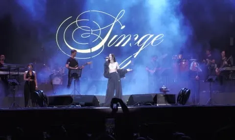 Simge Manisa Gençlik Festivali'nde Cumhuriyet Meydanı'nda Sahne Aldı