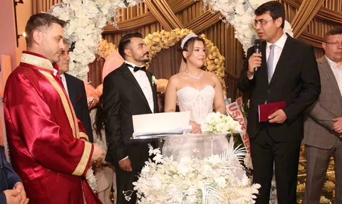 Uşak'ta 15 Şahitli Nikah: Mimar Umut İbrahim Demiröz ile Dr. Hande Gündüz Evlendi