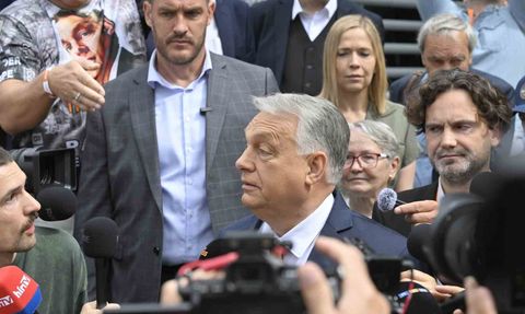 Eski Macaristan başbakanı Orban genel seçimlerdeki yenilgisine rağmen yeniden Fidesz lideri seçildi