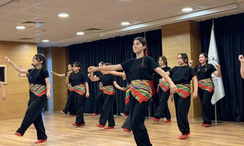 Gölpazarı'nda Hayat Boyu Öğrenme Haftası Yıl Sonu Programında Akrobasi Gösterisi İlgi Çekti