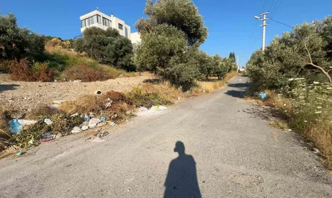 Karaburun'da konteynerlerin kaldırılması sonrası sokak çöplüğe döndü