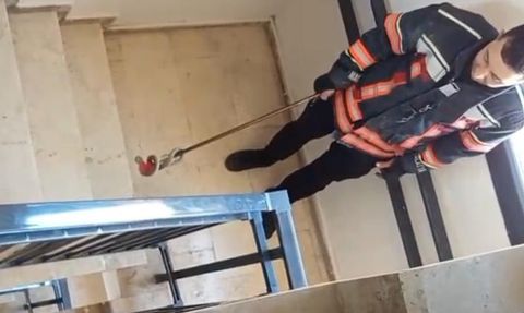 Malatya'da apartmana giren bir metreden uzun yılan itfaiye tarafından yakalandı