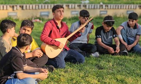 Muş’ta 14 yaşındaki ortaokul öğrencisi kendi kendine öğrendiği bağlamayla örnek oluyor