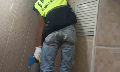 Siirt’in Eruh ilçesinde lavabo borusuna sıkışan yavru kedi ERKUT tarafından kurtarıldı