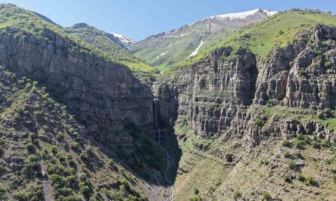 Şırnak’ta eriyen kar suları Beşağaç yakınlarında 50 metrelik şelale oluşturdu