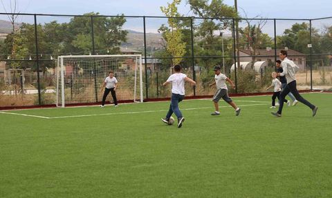 Geyve'de Bayat Mahallesi'ne yeni spor sahası çocuk ve gençlerin kullanımına açıldı