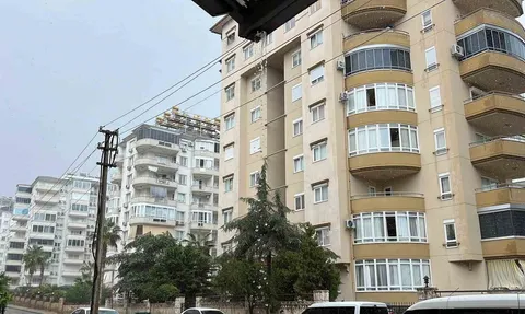 Ani sağanak Alanya’da yarım saatliğine günlük hayatı sekteye uğrattı