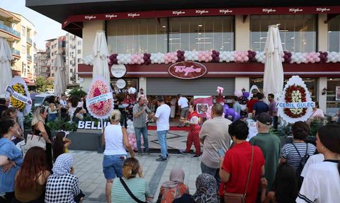 Aydın'da aileden büyüyen marka: Tuğba Kuruyemiş 133. şubesini kafe konseptiyle açtı