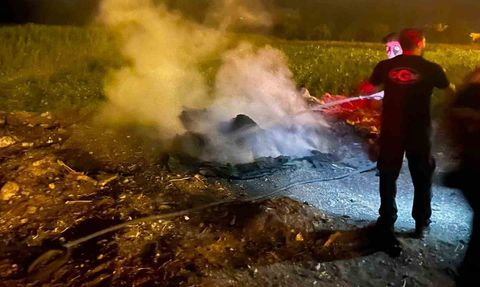 Bilecik’te yol kenarındaki çöp birikintisi kısa sürede söndürüldü